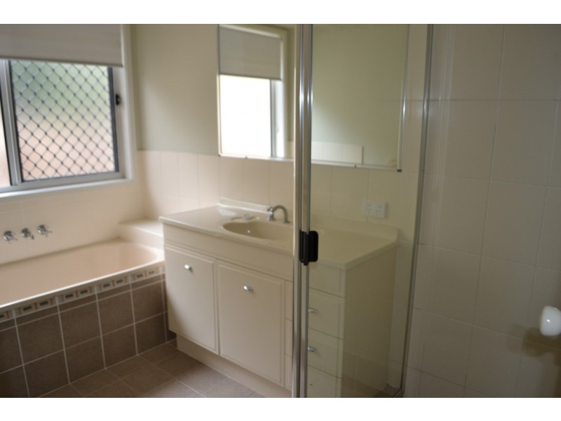 4 Lambert Drive, Maudsland QLD 4210