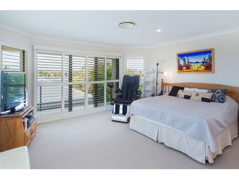 24 The Peninsula, Helensvale QLD 4212