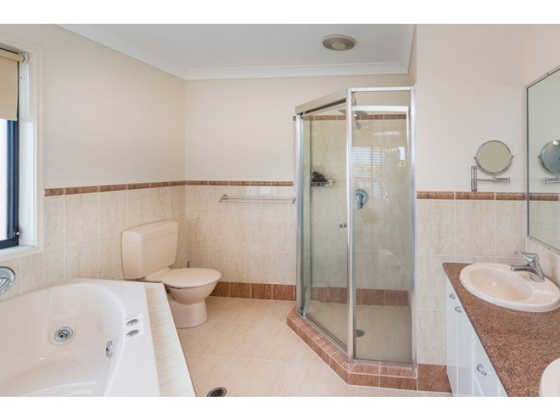 24 The Peninsula, Helensvale QLD 4212