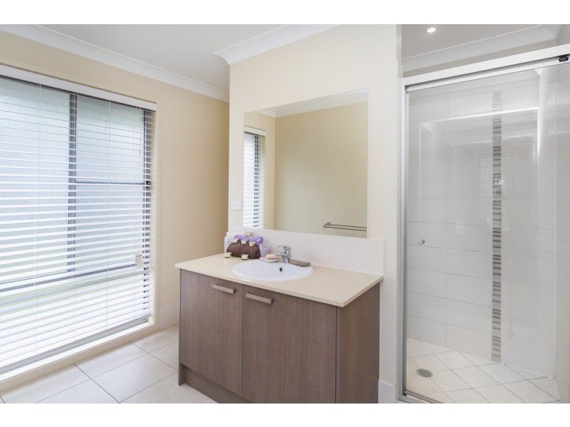 80 Hawkesbury Avenue, Pacific Pines QLD 4211