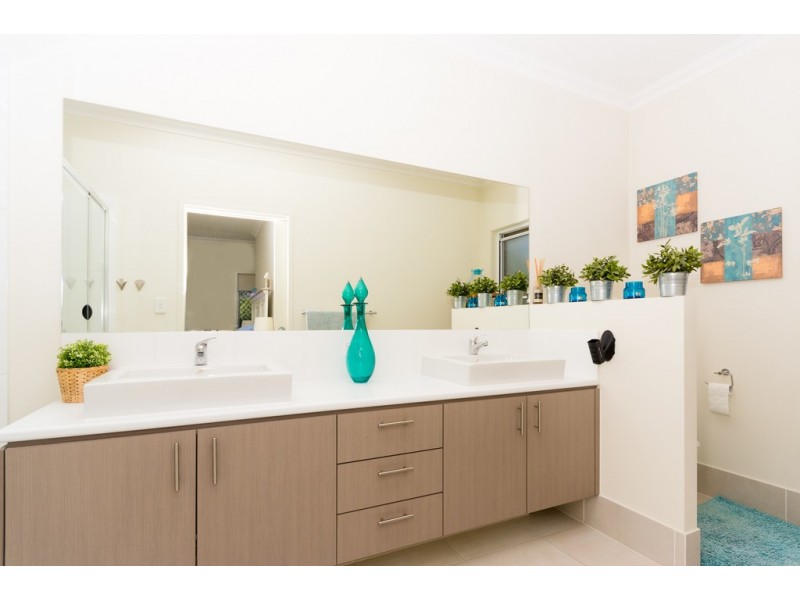9 Castlereagh Close, Pacific Pines QLD 4211