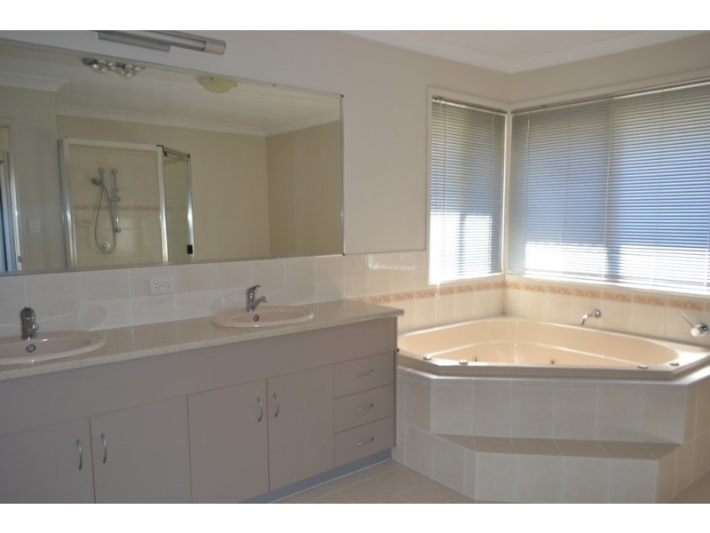 27 Yamba Street, Pacific Pines QLD 4211