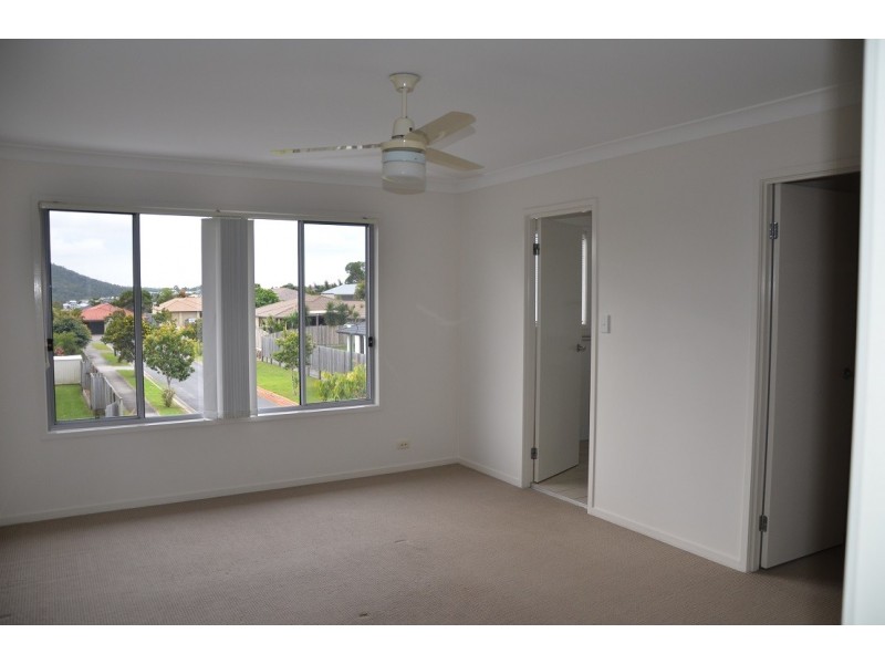 28/2 Sangster Crescent, Pacific Pines QLD 4211