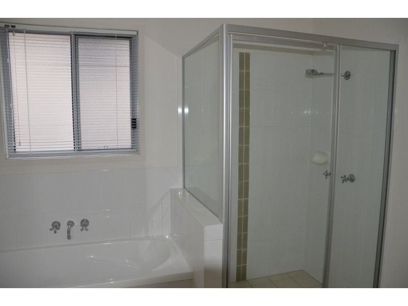 28/2 Sangster Crescent, Pacific Pines QLD 4211