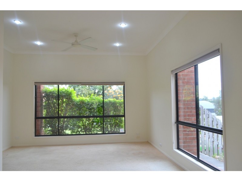 6 Temoe Rise, Pacific Pines QLD 4211