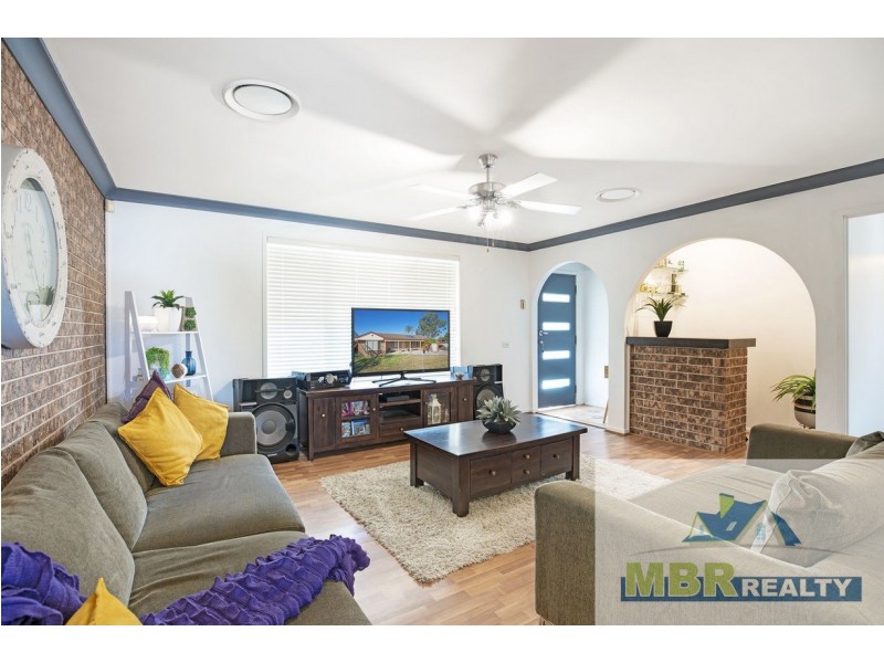 25 Explorers Way, St Clair NSW 2759