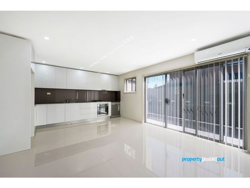 2/17 Carinya Rd, Girraween NSW 2145