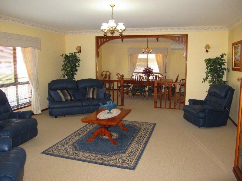 4 Oakmont St, Rothwell QLD 4022