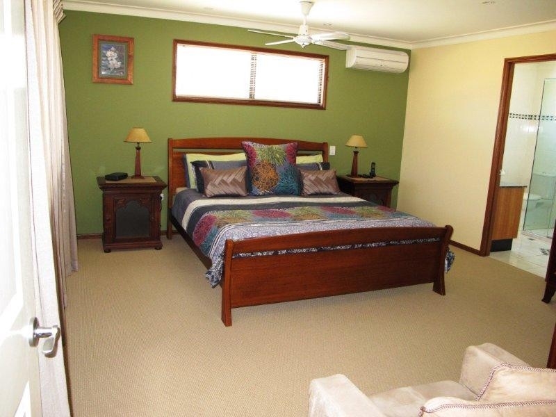 4 Oakmont St, Rothwell QLD 4022