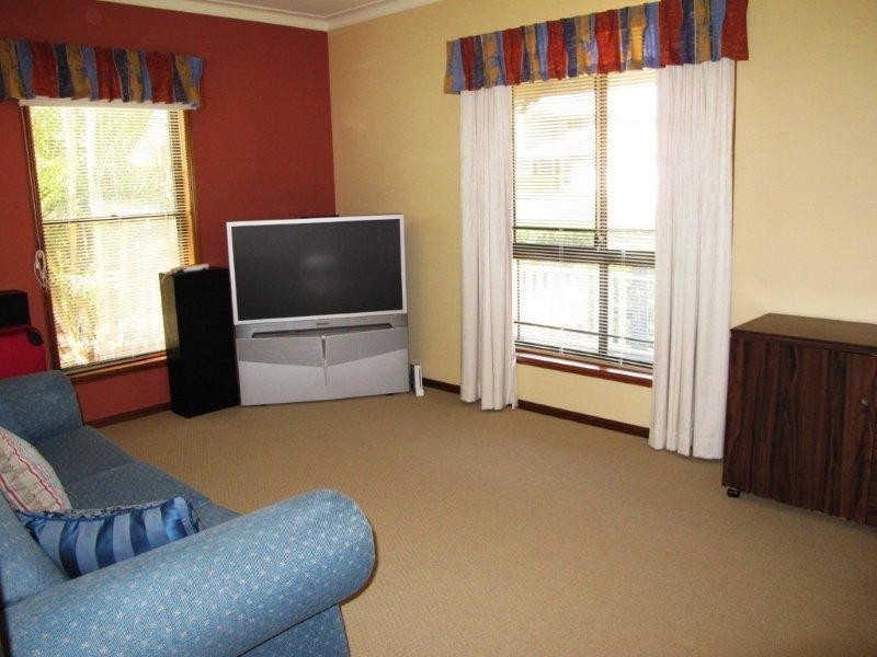 4 Oakmont St, Rothwell QLD 4022