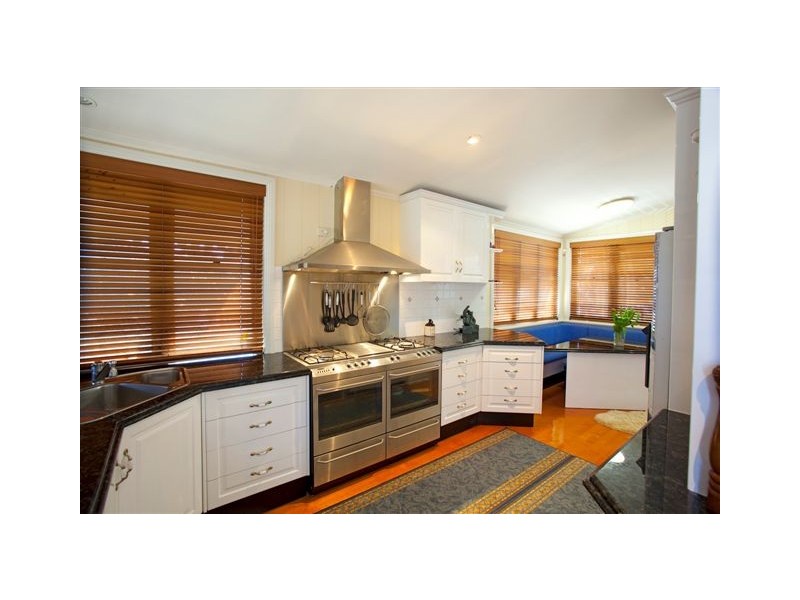 82 Park Pde, Shorncliffe QLD 4017