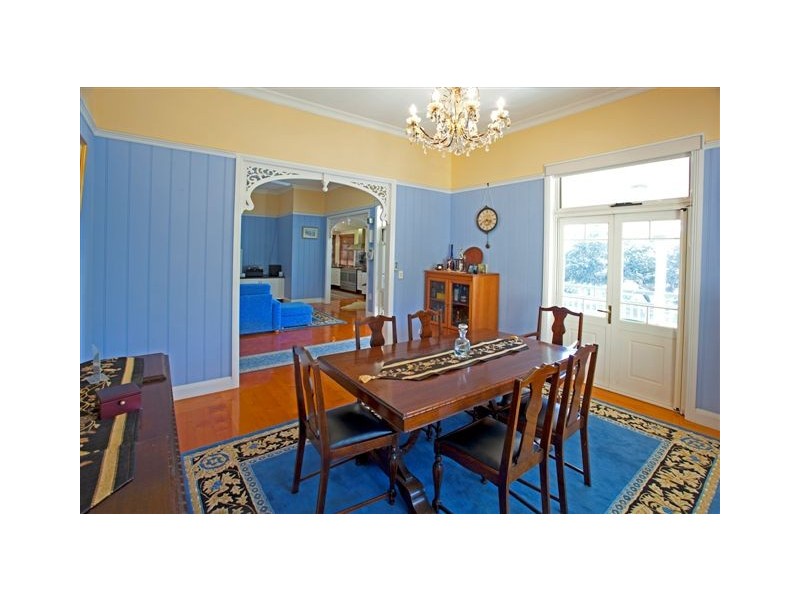 82 Park Pde, Shorncliffe QLD 4017