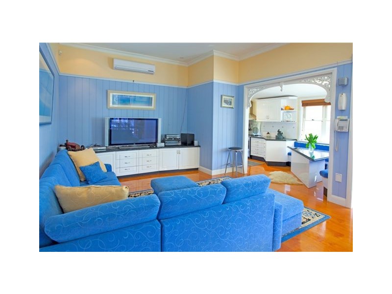 82 Park Pde, Shorncliffe QLD 4017