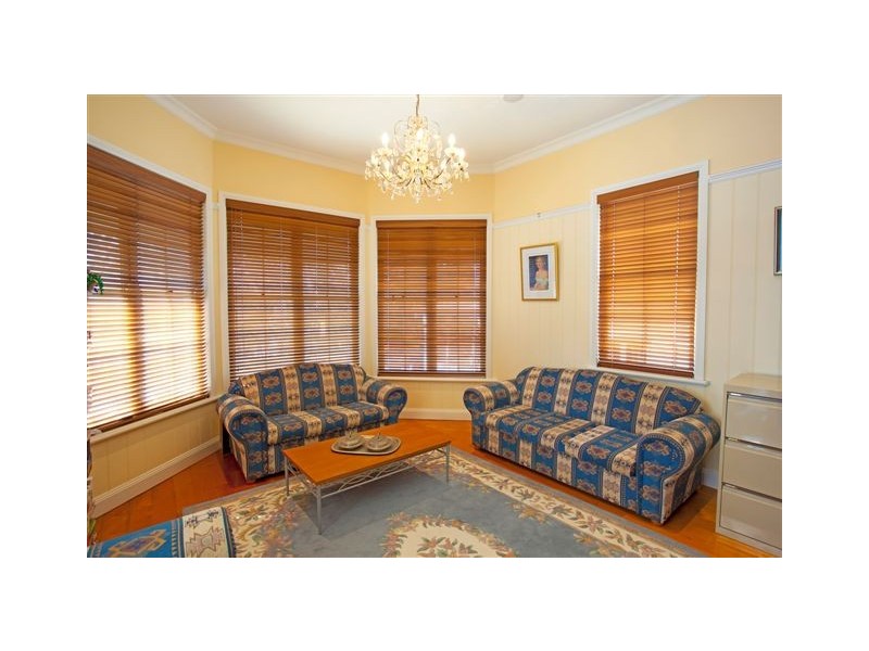 82 Park Pde, Shorncliffe QLD 4017