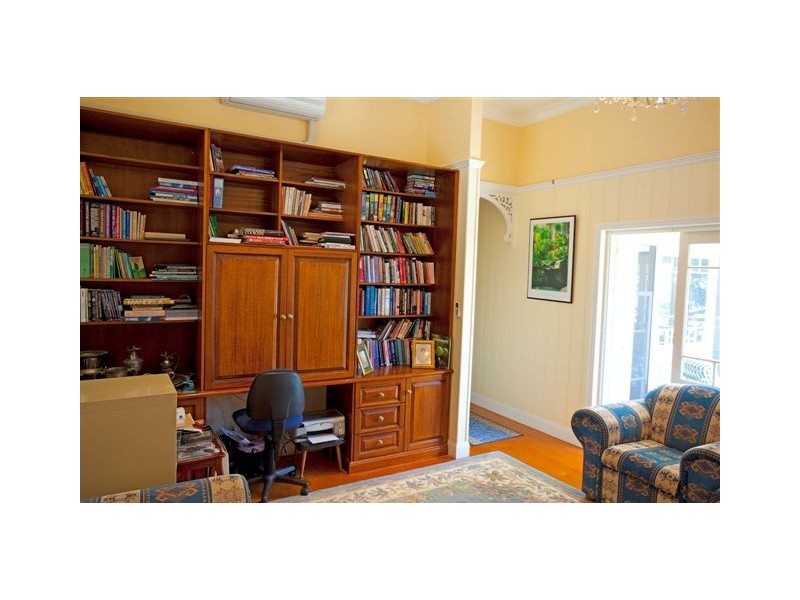 82 Park Pde, Shorncliffe QLD 4017