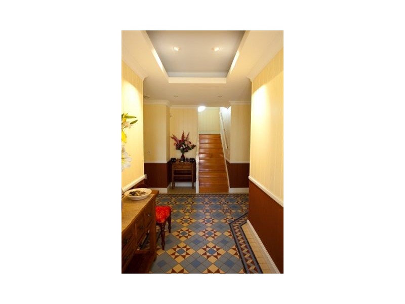 82 Park Pde, Shorncliffe QLD 4017
