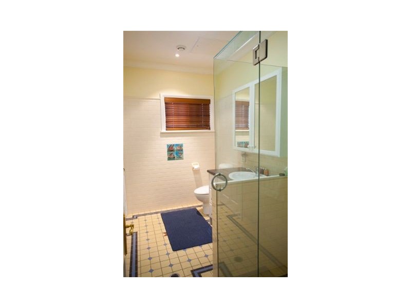 82 Park Pde, Shorncliffe QLD 4017