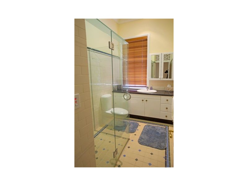 82 Park Pde, Shorncliffe QLD 4017