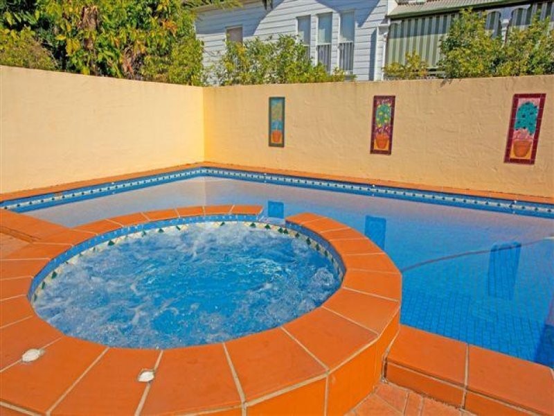 82 Park Pde, Shorncliffe QLD 4017