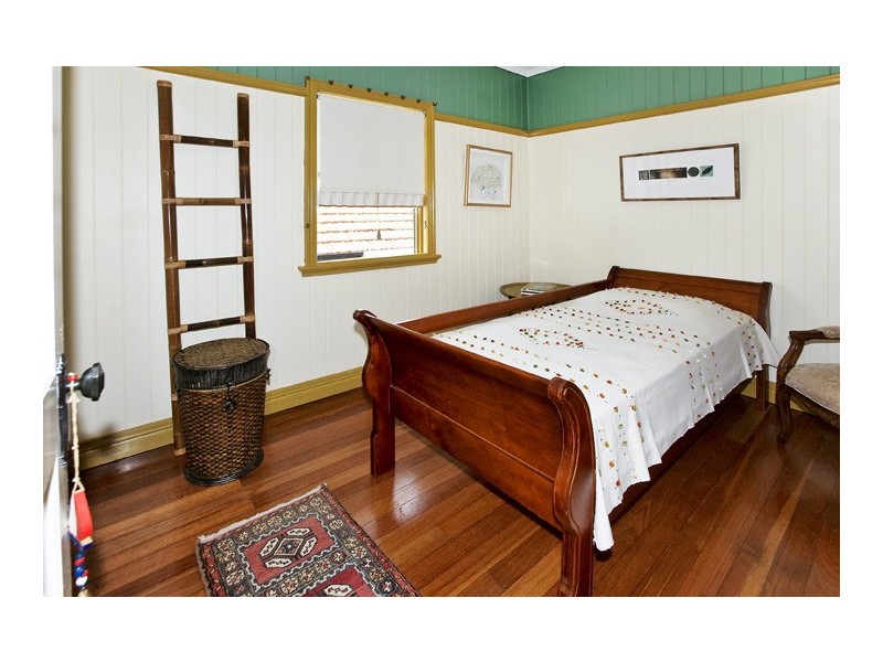 6 Bailey St, Woody Point QLD 4019