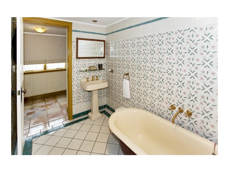 6 Bailey St, Woody Point QLD 4019