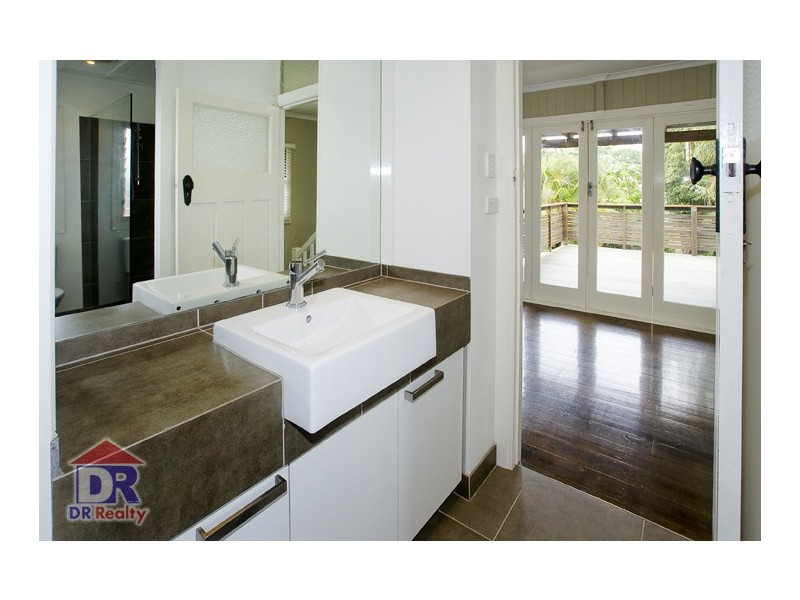 17 Campbell St, Scarborough QLD 4020