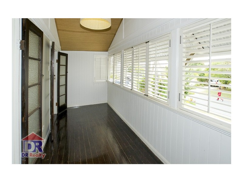 17 Campbell St, Scarborough QLD 4020