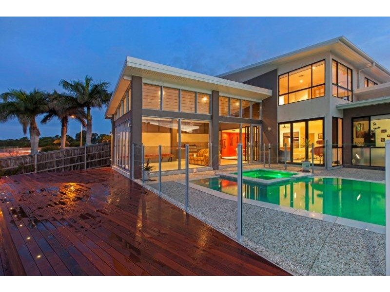 2 Thistle Ct, Newport QLD 4020