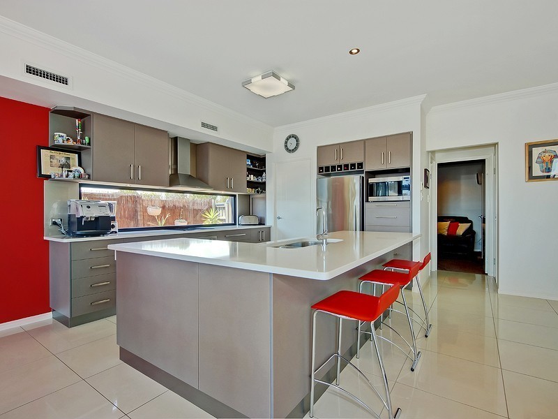 2 Thistle Ct, Newport QLD 4020