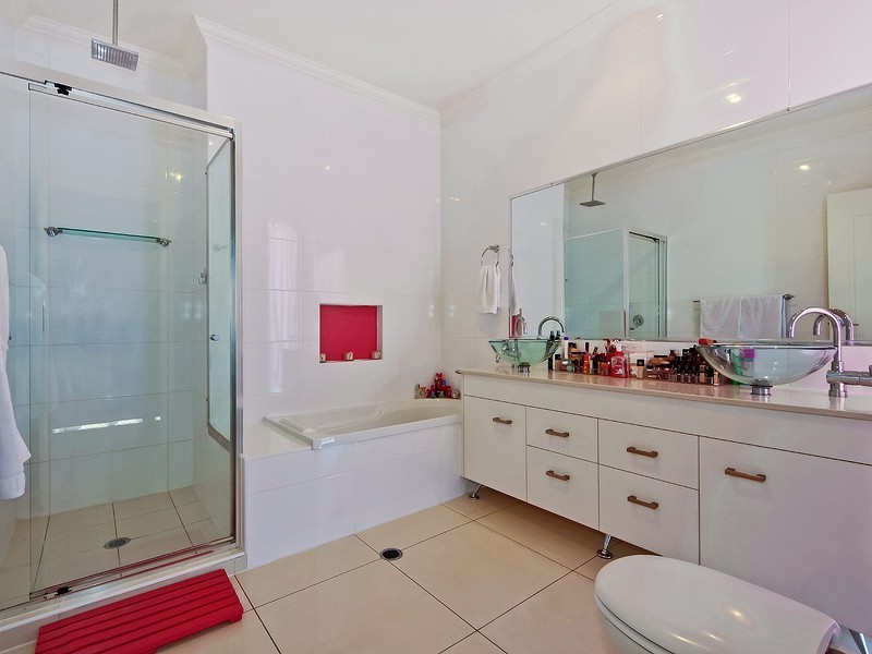 2 Thistle Ct, Newport QLD 4020