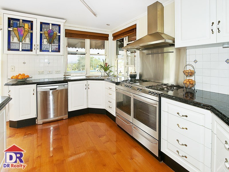 82 Park Pde, Shorncliffe QLD 4017