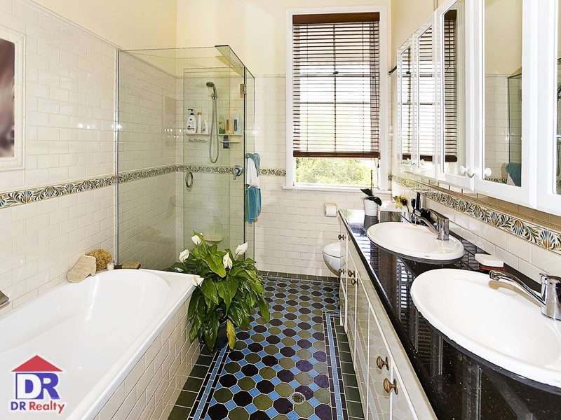 82 Park Pde, Shorncliffe QLD 4017