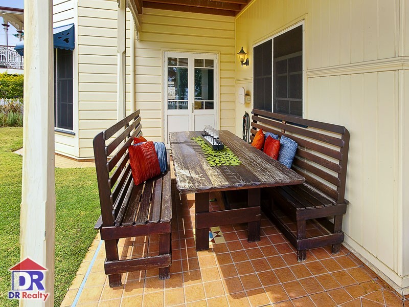 82 Park Pde, Shorncliffe QLD 4017
