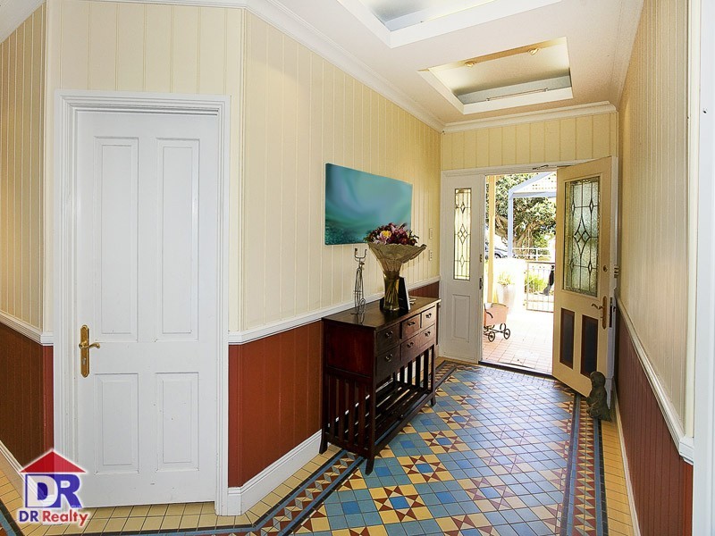 82 Park Pde, Shorncliffe QLD 4017