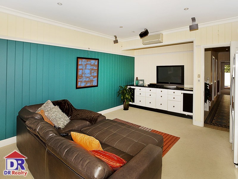 82 Park Pde, Shorncliffe QLD 4017