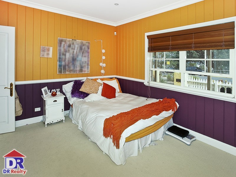 82 Park Pde, Shorncliffe QLD 4017
