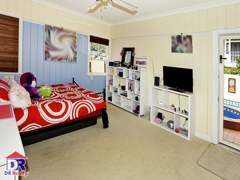 82 Park Pde, Shorncliffe QLD 4017