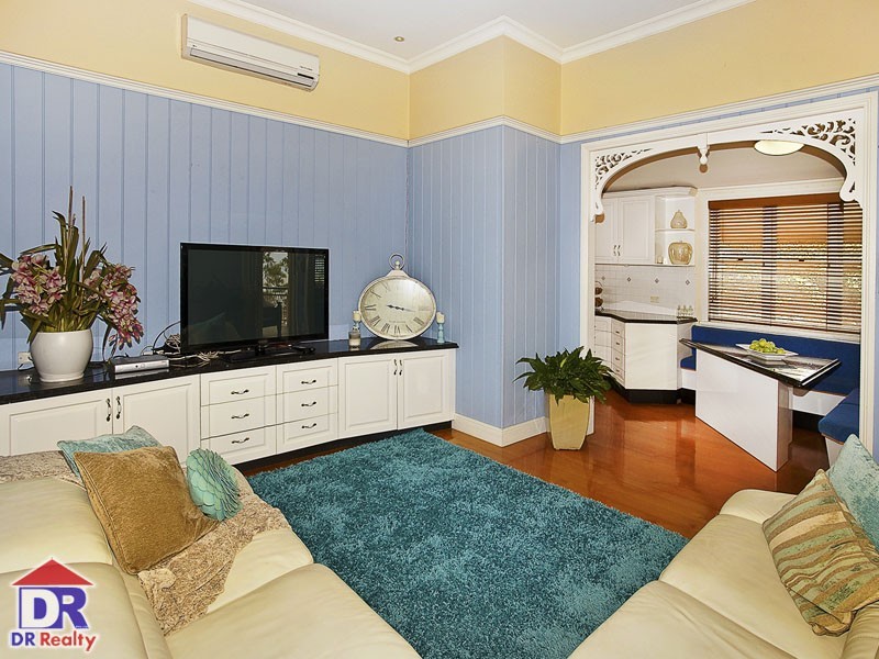 82 Park Pde, Shorncliffe QLD 4017