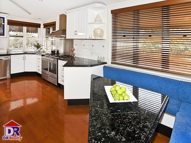 82 Park Pde, Shorncliffe QLD 4017