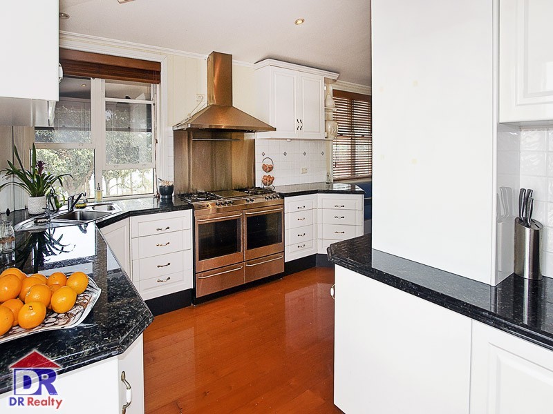 82 Park Pde, Shorncliffe QLD 4017