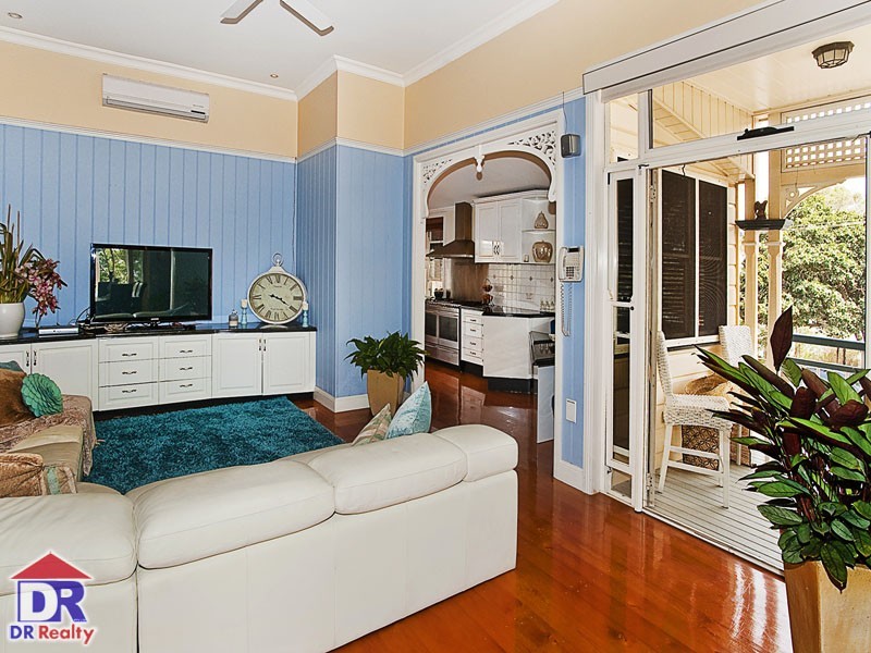 82 Park Pde, Shorncliffe QLD 4017