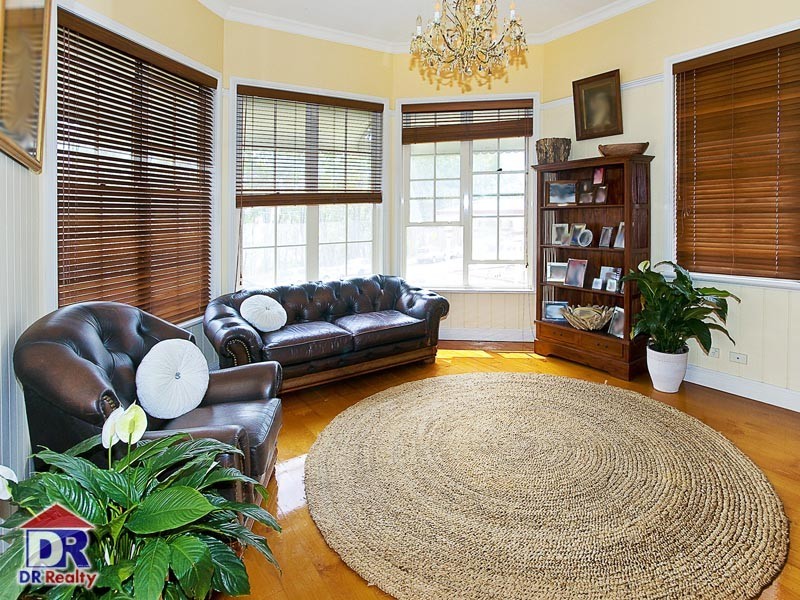 82 Park Pde, Shorncliffe QLD 4017