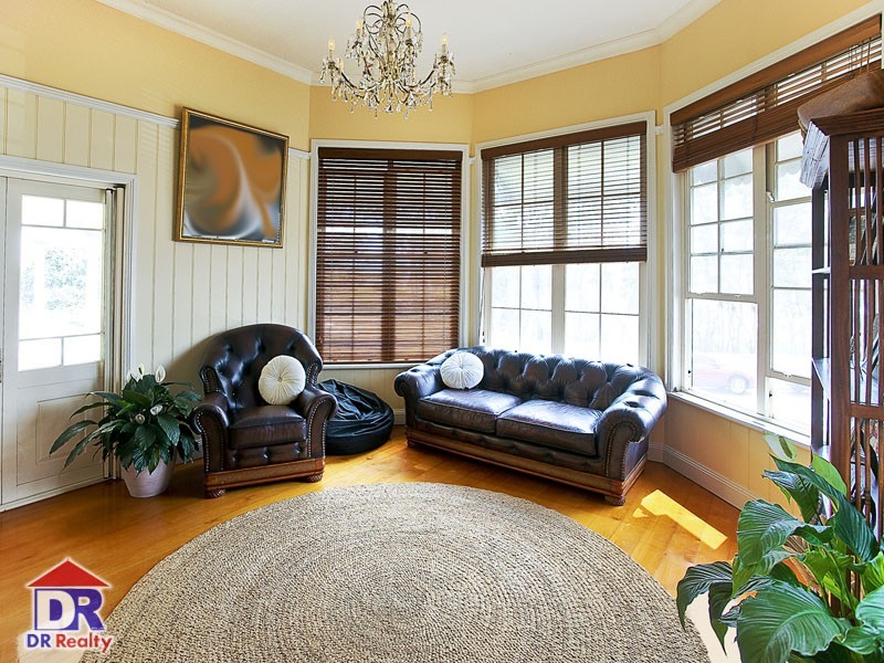 82 Park Pde, Shorncliffe QLD 4017