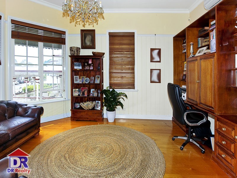 82 Park Pde, Shorncliffe QLD 4017