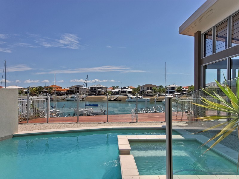 2 Thistle Crt, Newport QLD 4020