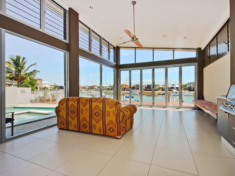 2 Thistle Crt, Newport QLD 4020