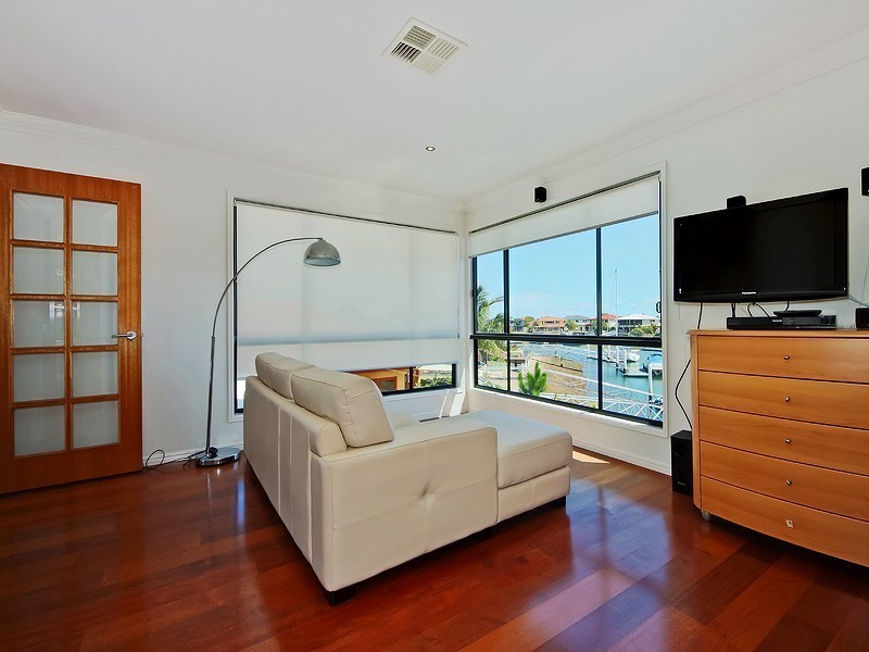 2 Thistle Crt, Newport QLD 4020