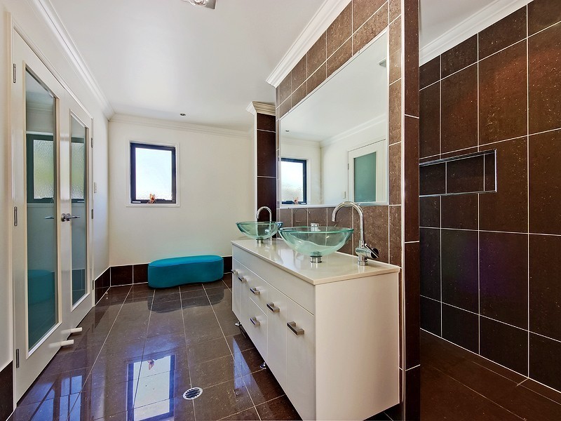 2 Thistle Crt, Newport QLD 4020