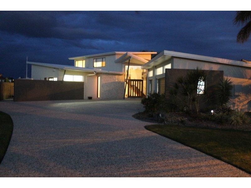 2 Thistle Crt, Newport QLD 4020