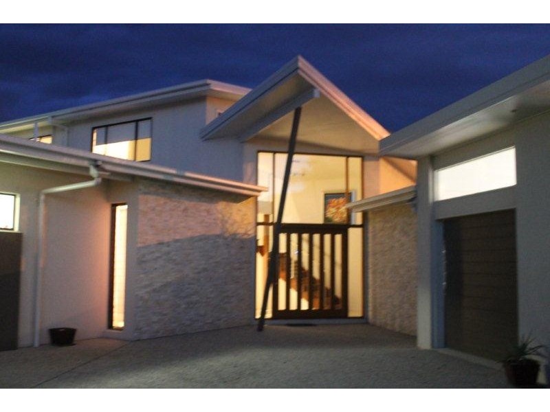 2 Thistle Crt, Newport QLD 4020